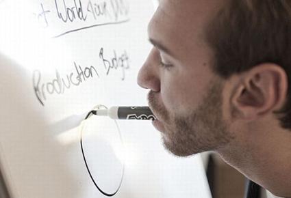 أشهر متحدّ للإعاقة في العالم يقضي شهر العسل مع زوجته الجديدة